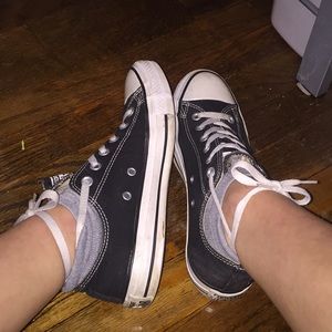 Women’s low top converse 🖤